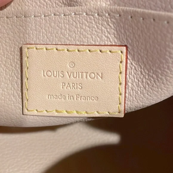 ‼️SOLD‼️Louis Vuitton 2022 cosmetic pouch/crossbody - Picture 10 of 14